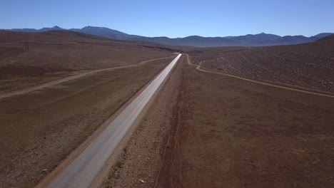 antena: camino en el desierto del sahara