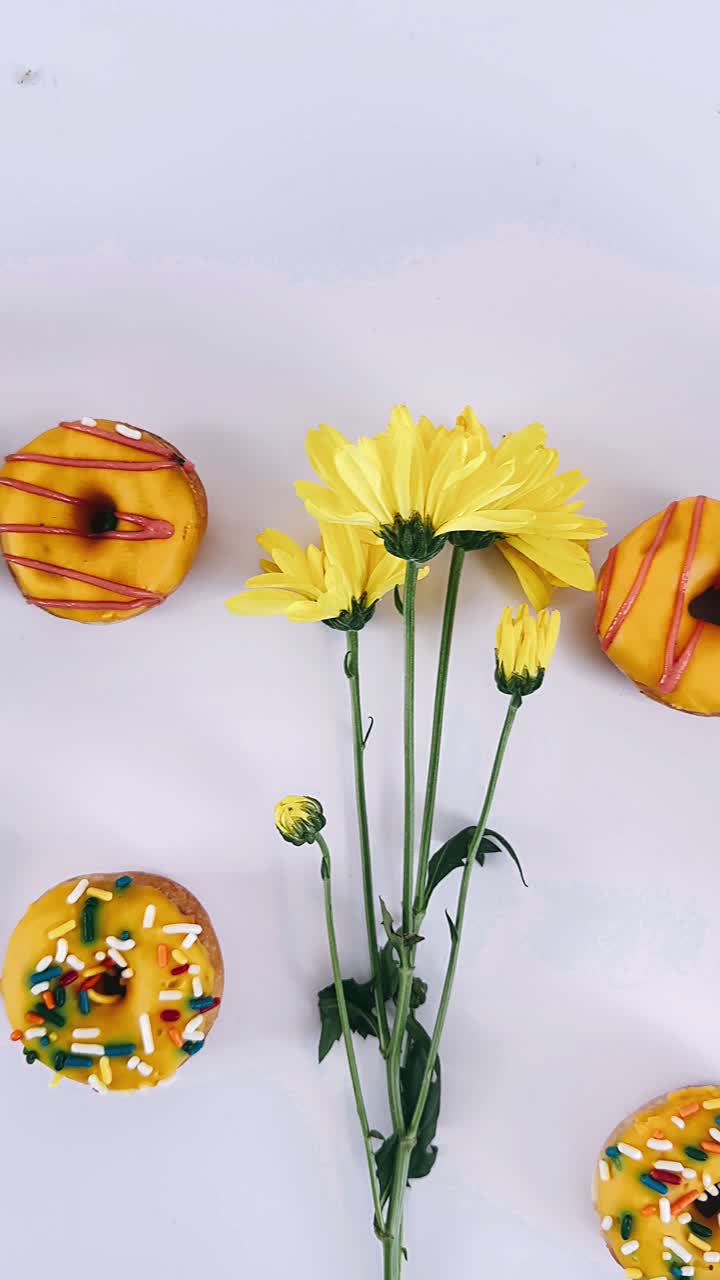 flores amarillas y rosquillas