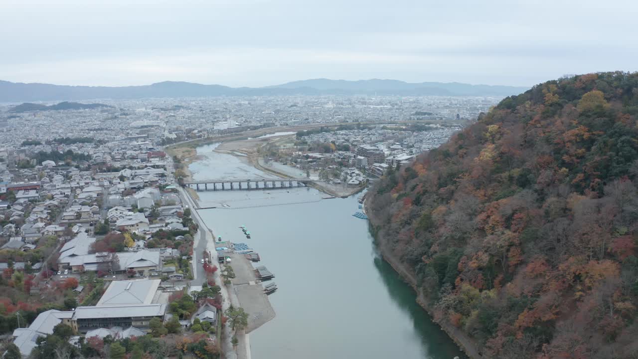 puente togetsu kyo en arashiyama, kyoto, toma aérea en otoño