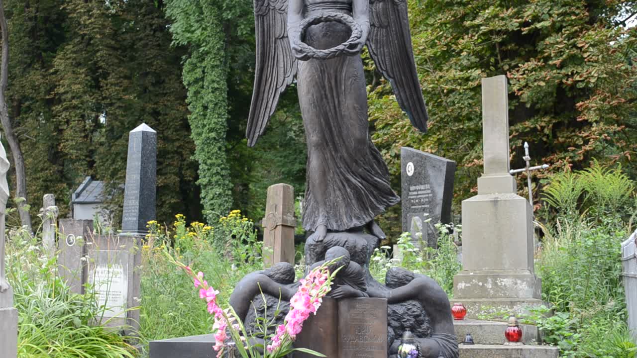 Tomba di Yury Rudavsky, campo numero 4, noto fisico. Leopoli, Ucraina. Il cimitero di Lychakiv, complesso storico e commemorativo (dal 1991) a Leopoli, nel quartiere storico di Lychakiv, uno dei cimiteri più antichi dell'Ucraina.