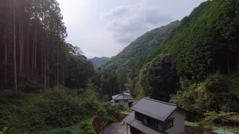 日本 谷の森の中にある小さな村