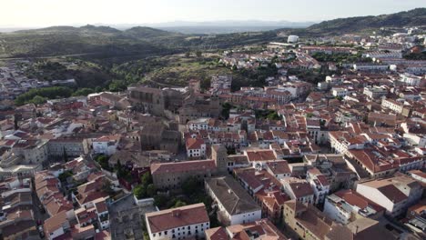 Vista-Aérea-Orbital-Del-Paisaje-Urbano-De-Plasencia-Con-El-Majestuoso-Edificio-Histórico-De-La-Nueva-Catedral,-España