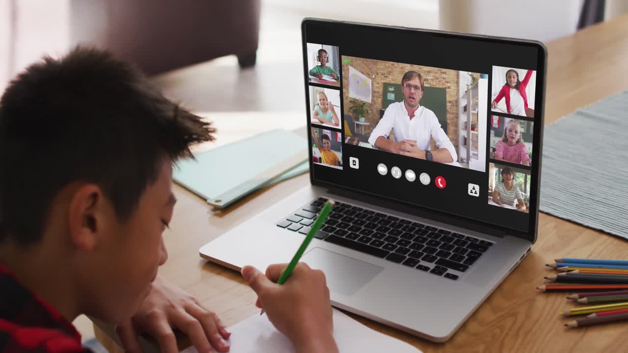 escolar que usa una computadora portátil para una lección en línea en casa, con un maestro y una clase diversos en la pantalla