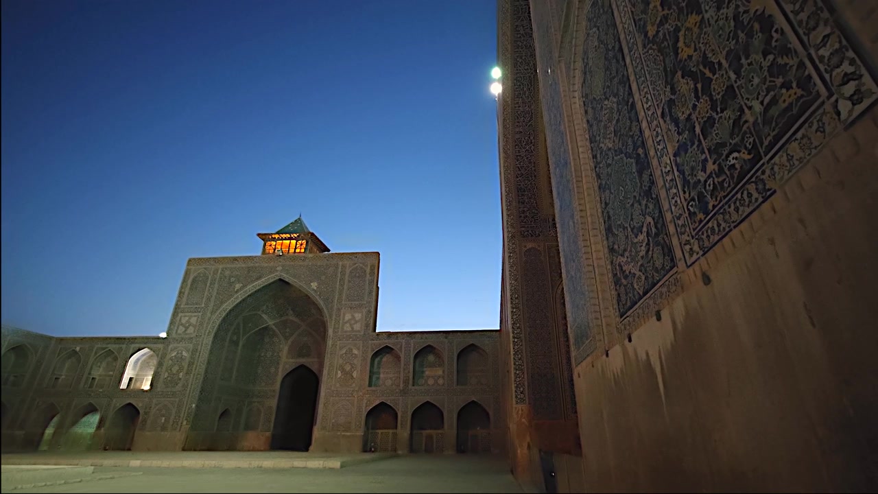 Vista notturna della storica Moschea Jameh di Isfahan