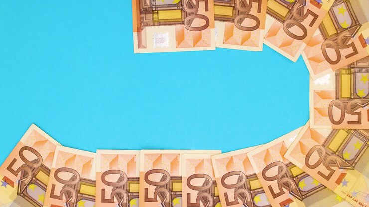 Fünfzig-Euro-Banknoten bilden einen Rahmen auf blauem Hintergrund – Stop-Motion