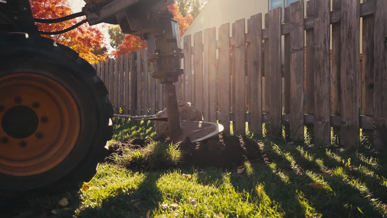 은 날에 나무를 심기 위해 구을 파는 오거, 배경에는 다채로운 나무와 나무 울타리가 있습니다.