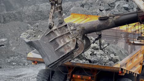 operación de carga de camiones de minería