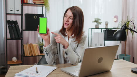 Geschäftsfrau-Hält-Smartphone-Mit-Greenscreen-Chroma-Key-Modell,-Empfiehlt-Gute-Anwendung