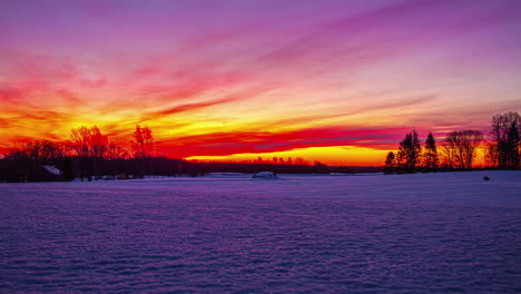 Wolken-Bewegen-Sich-Während-Eines-Sonnenaufgangs-Am-Himmel-In-Roten,-Rosa-Und-Gelben-Farben