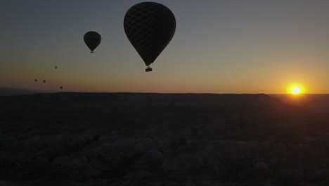 Luftschwenk-Vom-Sonnenaufgang-In-Kappadokien-Bis-Zu-Heißluftballons-Am-Himmel