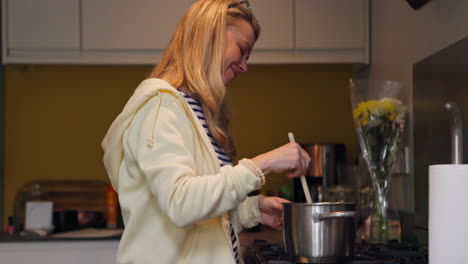 mujer cocinando en la cocina