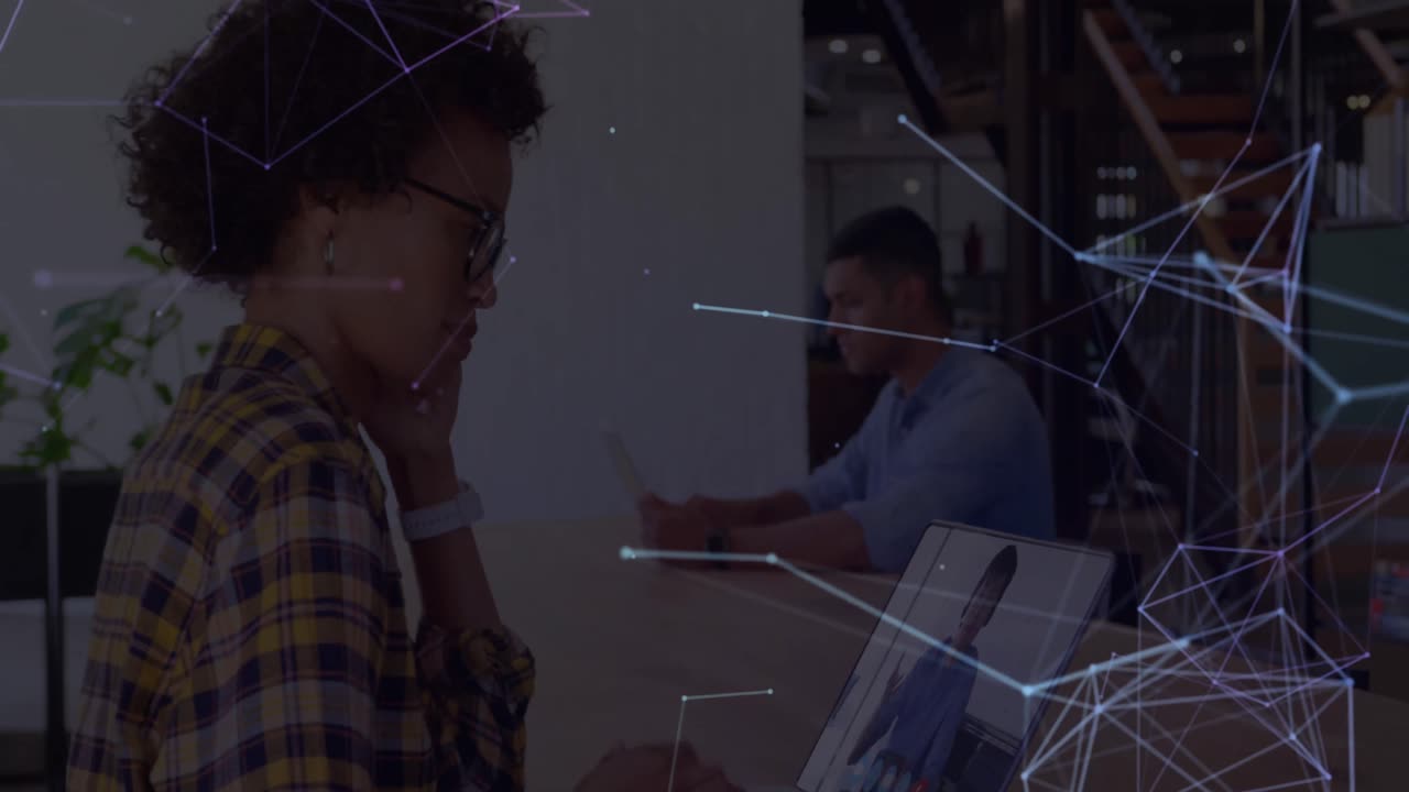 노트북을 사용하는 혼성 인종 여성에 대한 연결 네트워크.