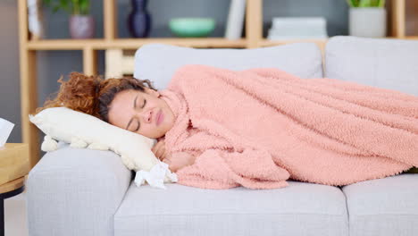 mujer enferma descansando con un resfriado