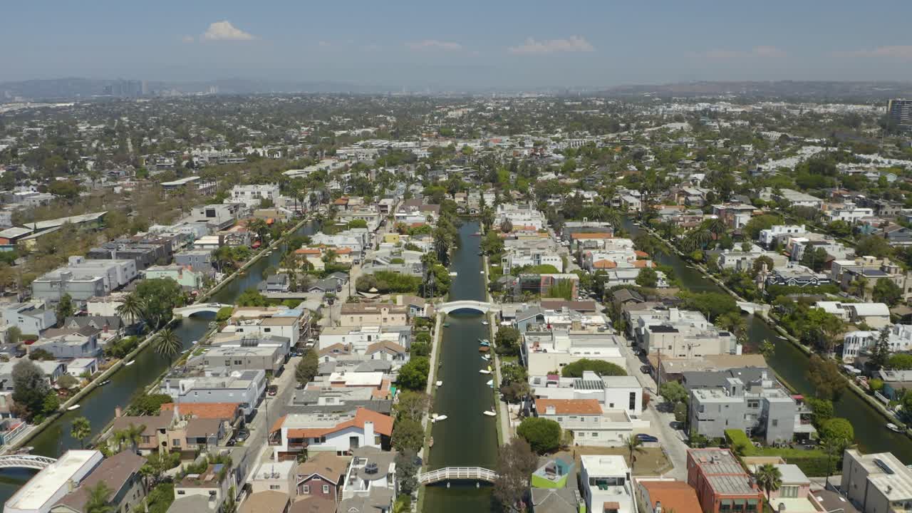 vista panorámica de los canales de venecia en los ángeles, california en la soleada tarde de verano