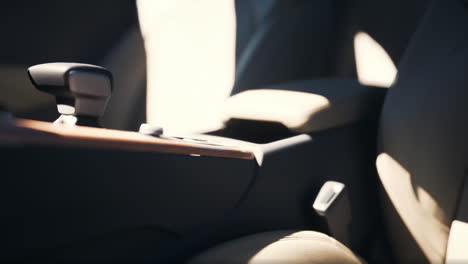 vista en primer plano del interior de un automóvil con asientos de cuero beige y detalles del tablero de instrumentos