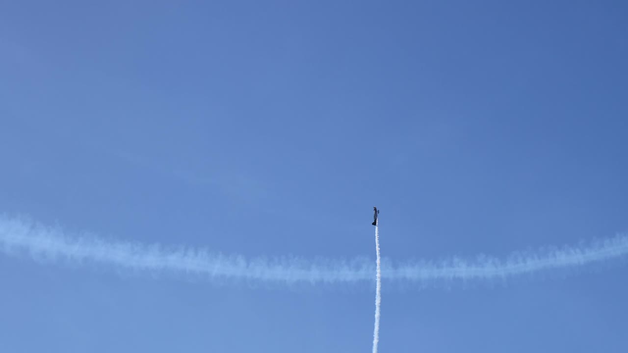 самолеты выполняют трюки над переполненным пляжем