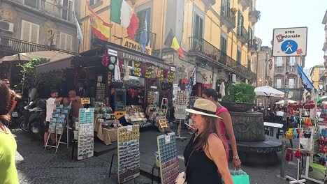 turistas caminando por un vibrante mercado callejero