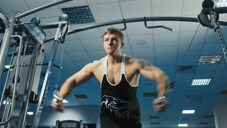 Un-Joven-Entrena-En-Un-Gimnasio-5