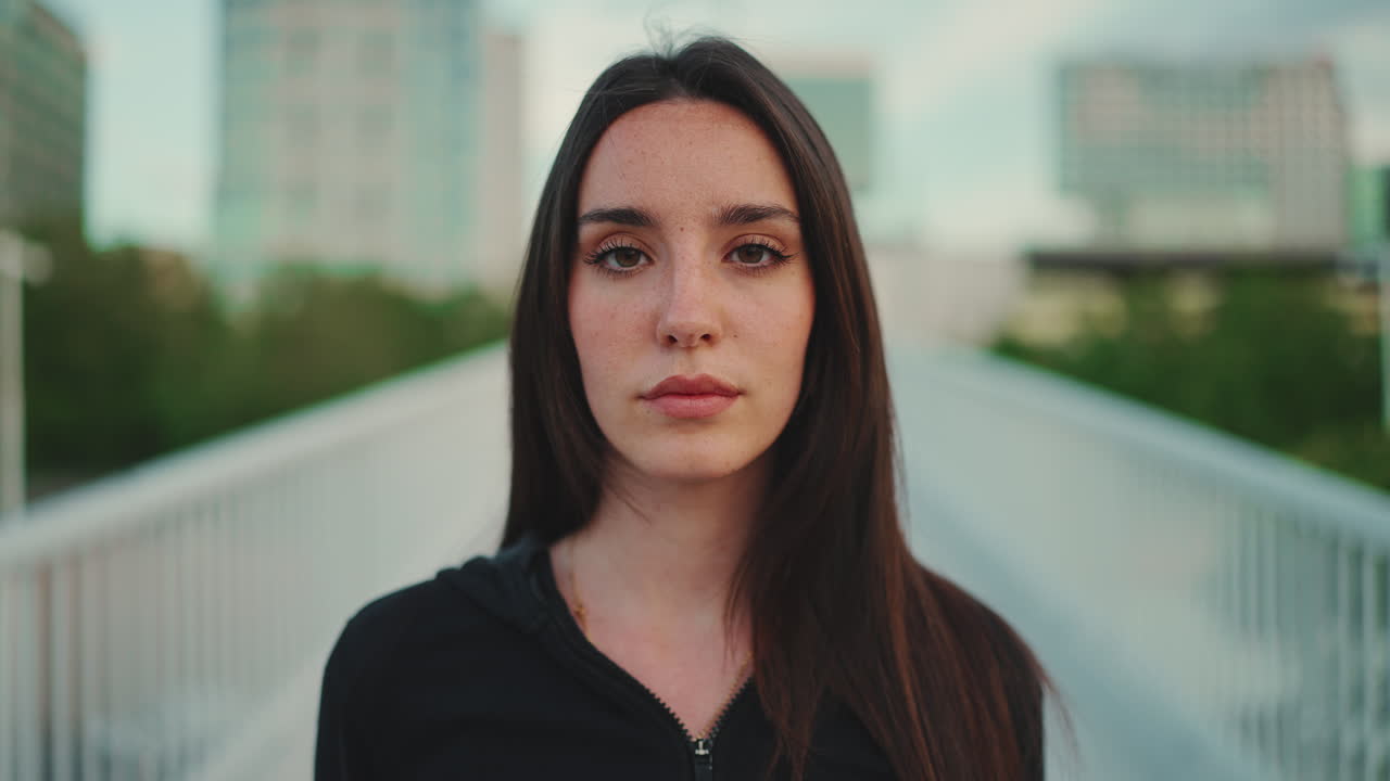 Ritratto di una giovane donna in un ambiente urbano