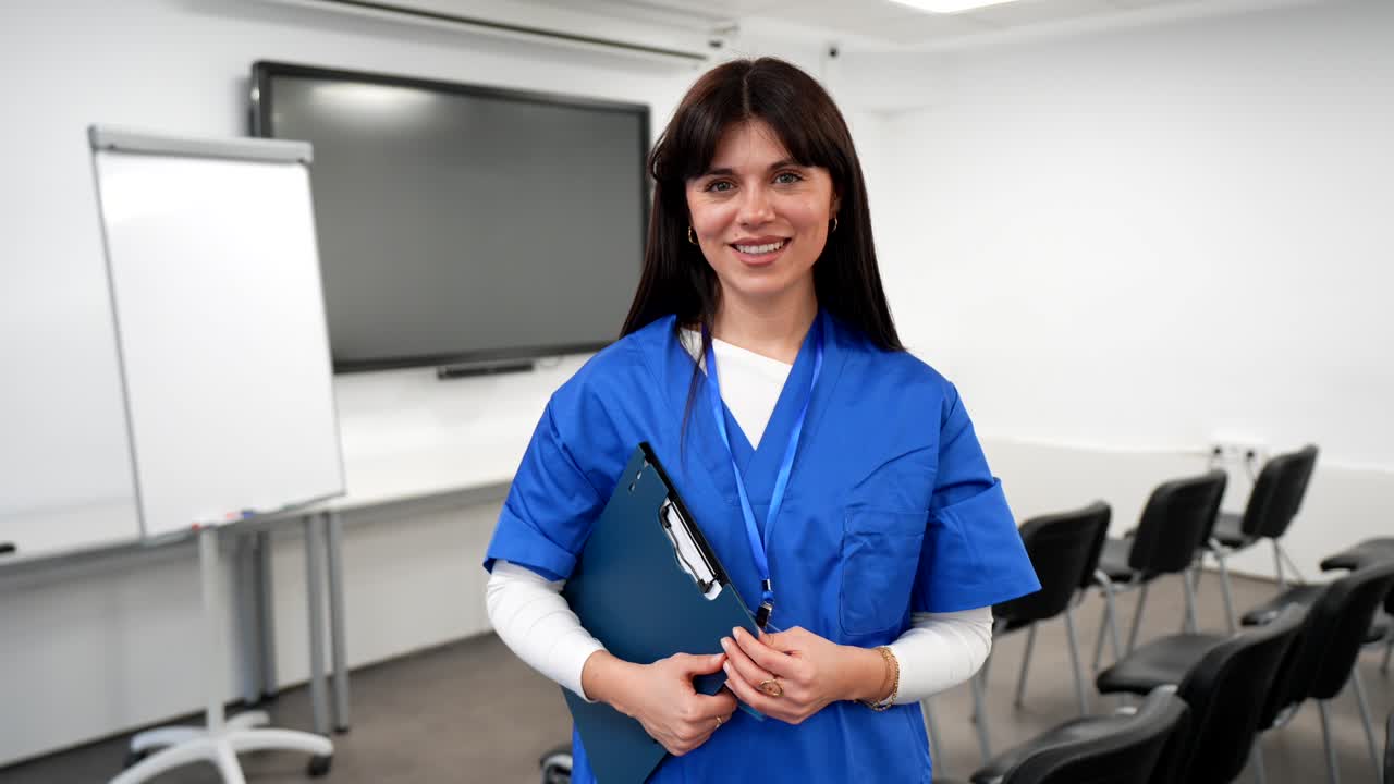Joven profesional médico sonriente de pie en un aula.