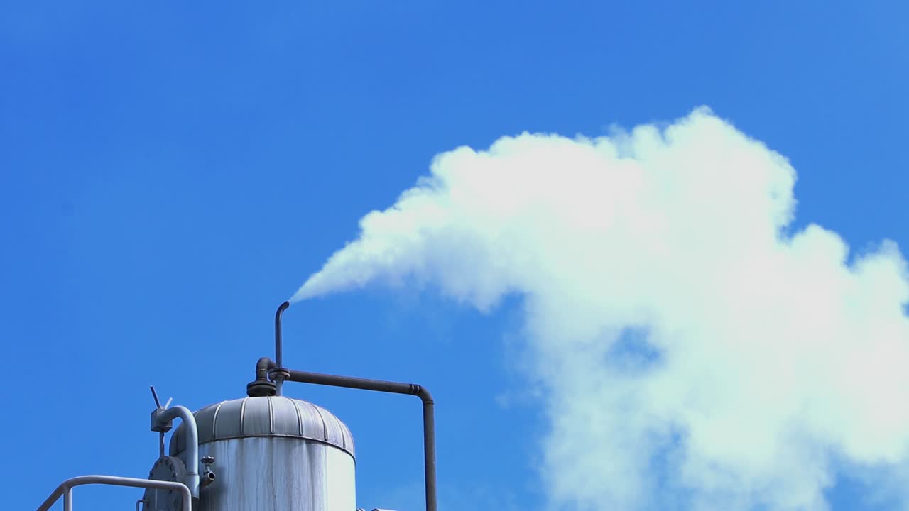 산업 스팀 송풍 절차 탱크 맑고 푸른 하늘