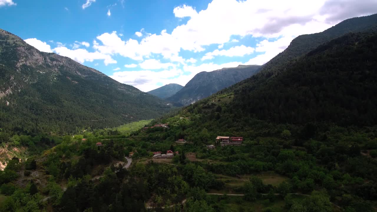 toma aérea épica del lago tsivlou en las montañas de grecia