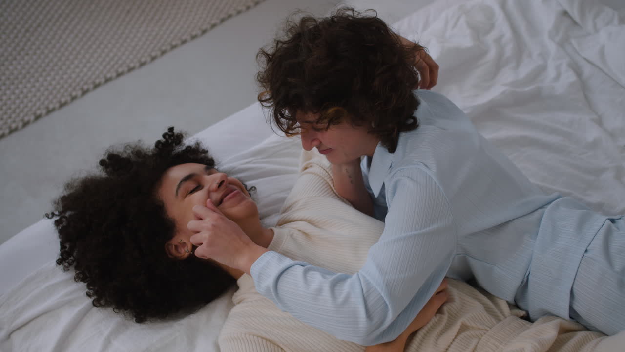 Coppia felice sdraiata sul letto