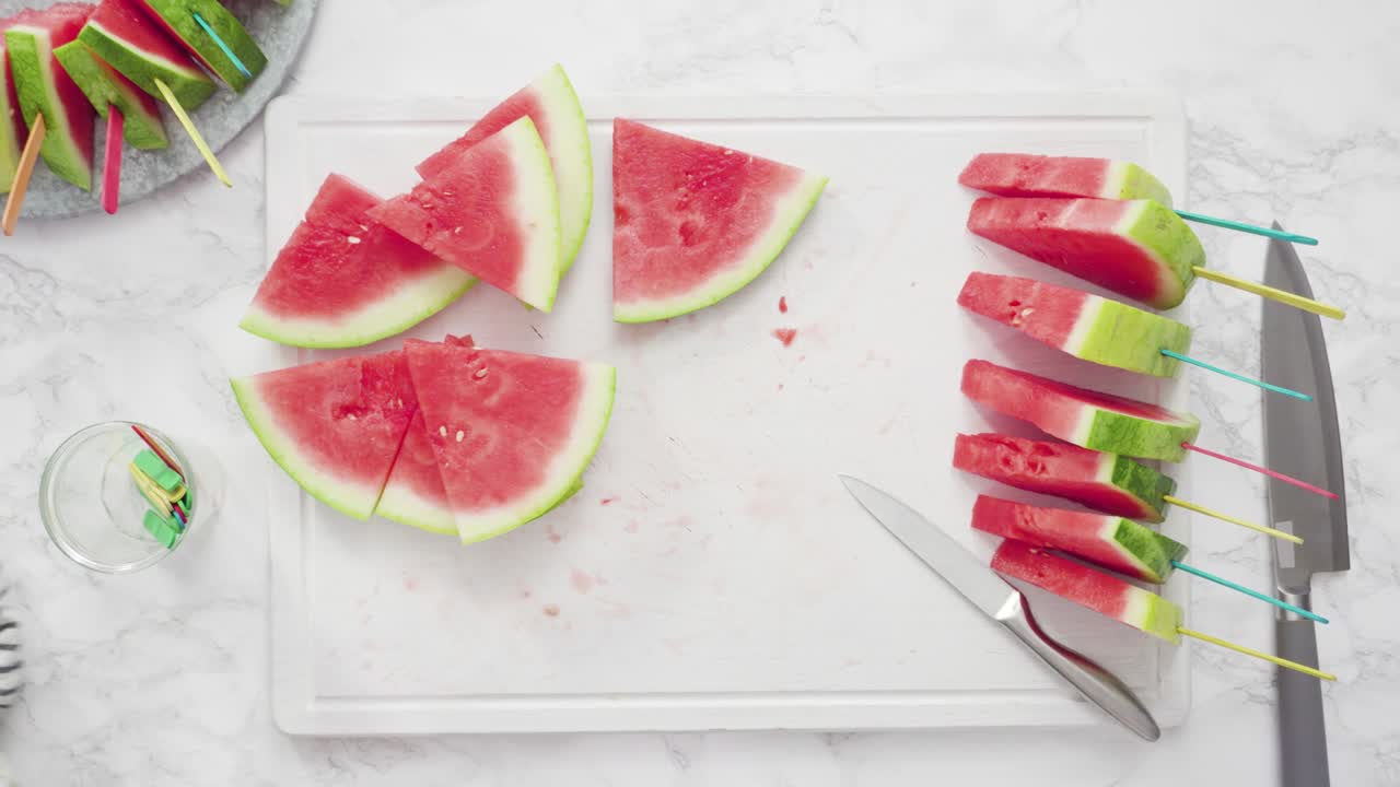 cortar la sandía roja en pedazos pequeños