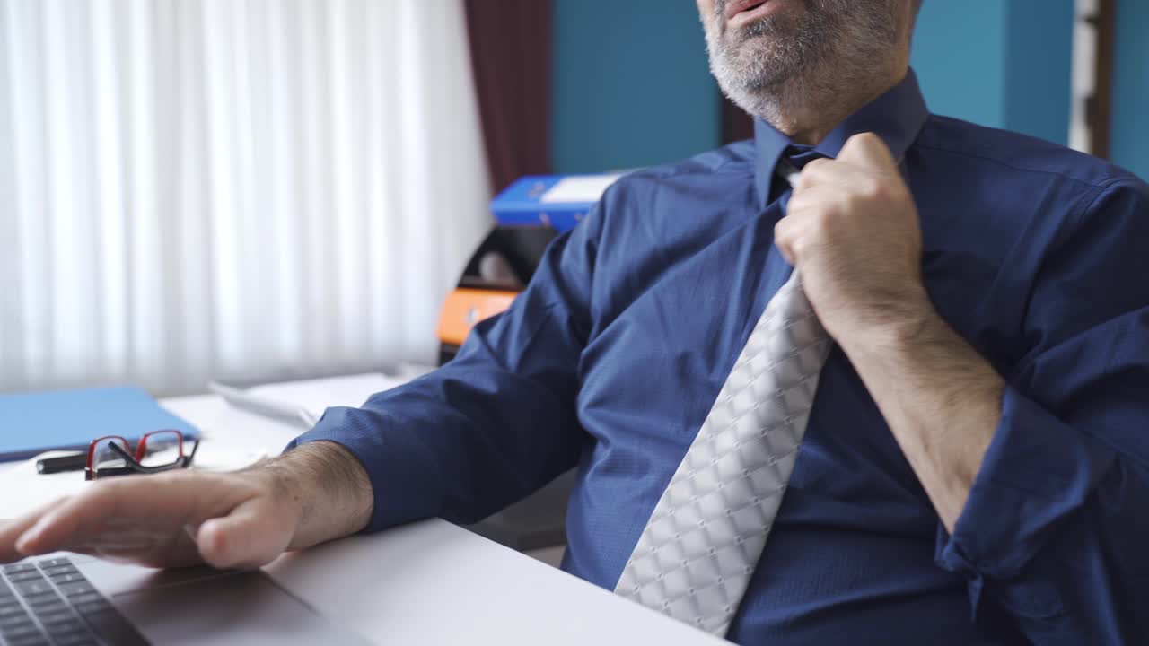 집에서 일하는 성숙한 사업가는 나쁜 그리고 슬픈 소식을 받습니다. 그는 파산하고, 그의 사업은 잘 되지 않습니다.