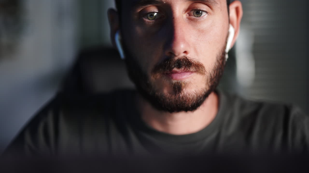 fatiga de horas extras trabajando horas extra en la computadora portátil