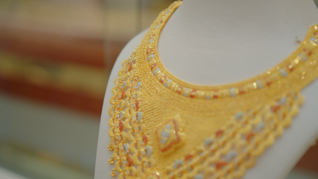 아랍에미리트의 두바이 소크에 있는 상점 창문에 있는 큰 아라비아 금 목걸이