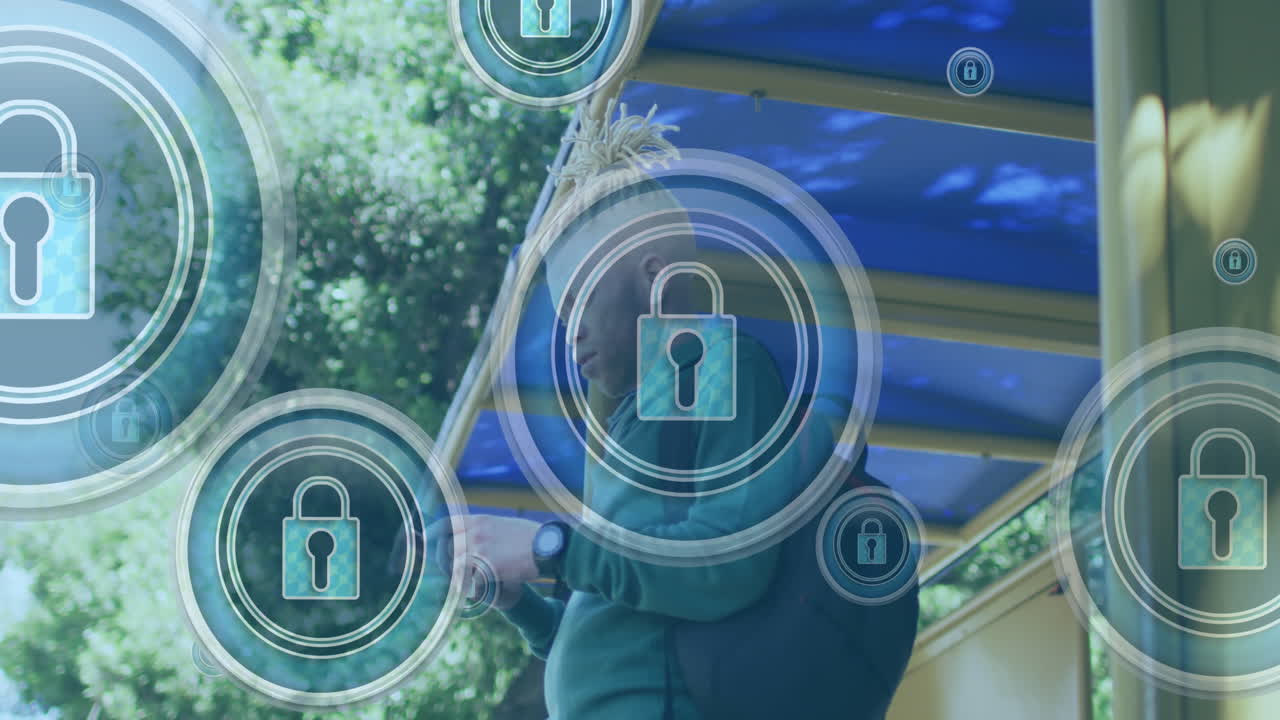 animación de un candado en círculos en bajo ángulo vista de albino hombre afroamericano esperando el autobús