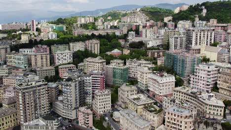 Edificios-Urbanos-En-La-Ladera-De-La-Popular-Ciudad-Italiana-De-Génova---Panorámica-Aérea