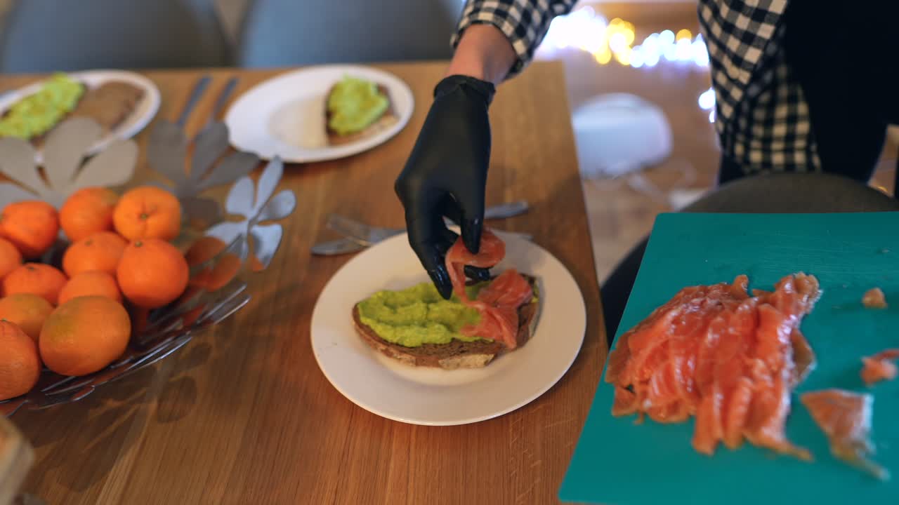 preparando tostadas de aguacate con salmón ahumado