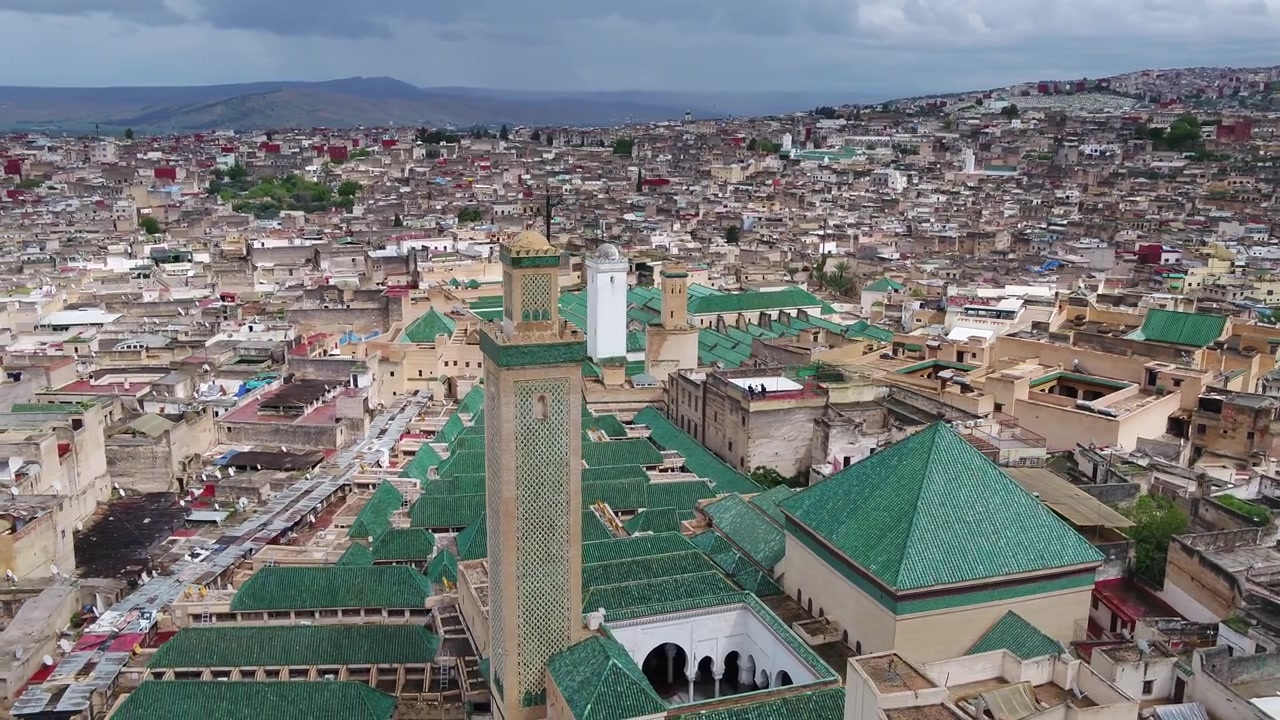 Fas'taki yoğun tarihi Fes Medine şehir manzarasının üzerinde yükselen Al Karaouine Camii minaresinin havadan drone görünümü, kültürel seyahat projeleri için ideal