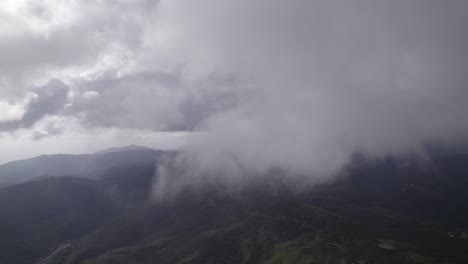 Video-Fascinante-Filmado-Volando-Sobre-El-área-Del-Paso-Bracco-En-Italia-Entre-Las-Nubes-Altas