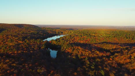 Vista-Aérea-De-Los-Lagos-En-El-Parque-Gatineau-Al-Atardecer-En-Otoño