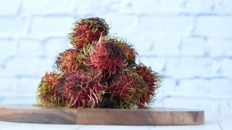 montón de frutas de rambutan en una tabla de madera