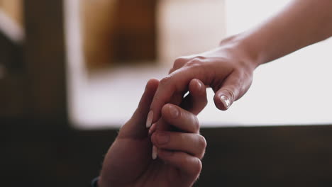 mujer le da la mano a su novio mostrando amor y relación