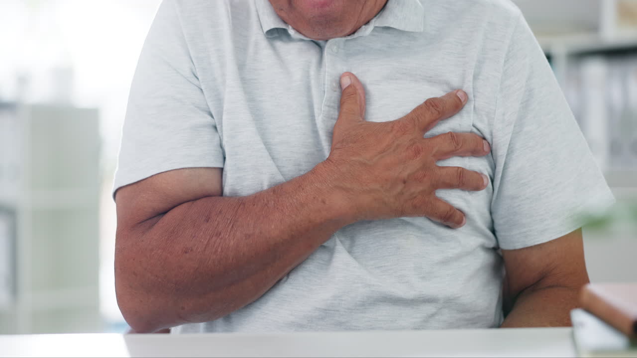 hombre con dolor en el pecho