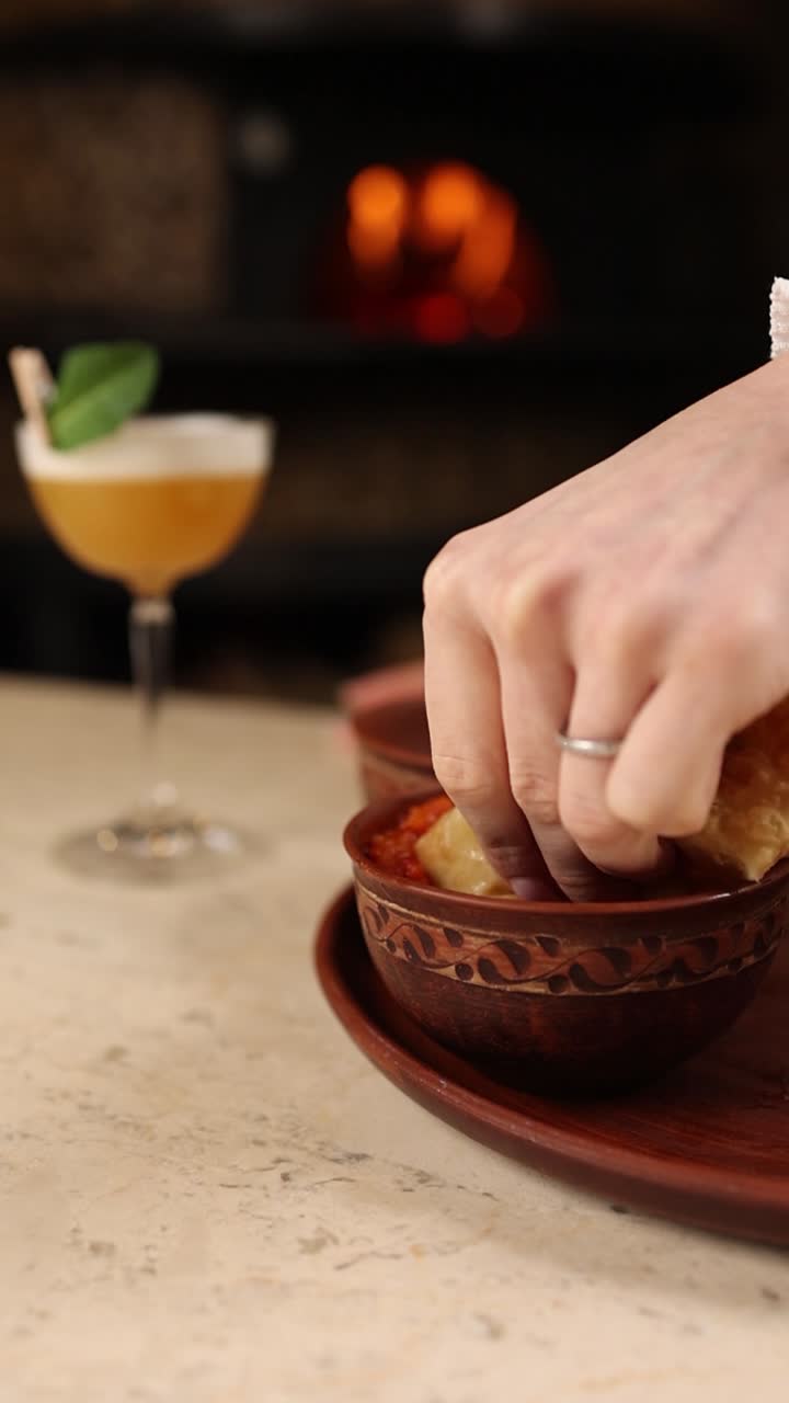 un plato delicioso con un cóctel