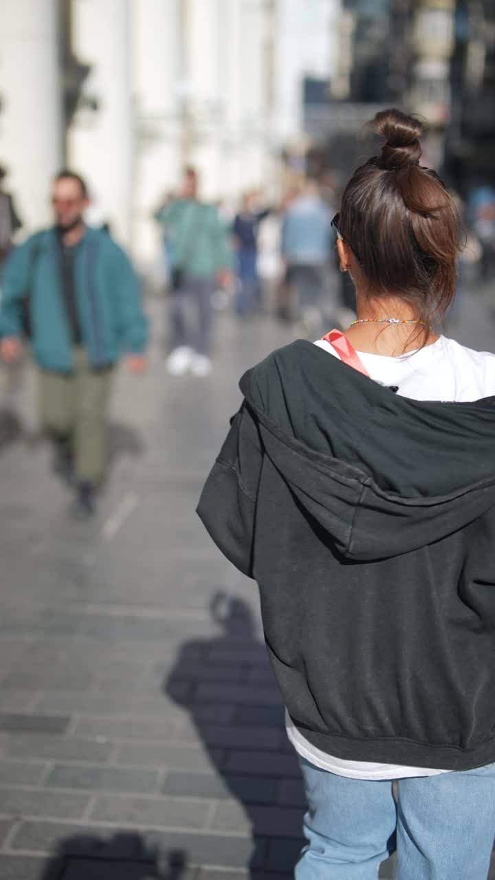Donna che cammina in una strada della città