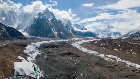 hiperlapso aéreo circular del campamento base concordia en pakistán con movimiento de nubes