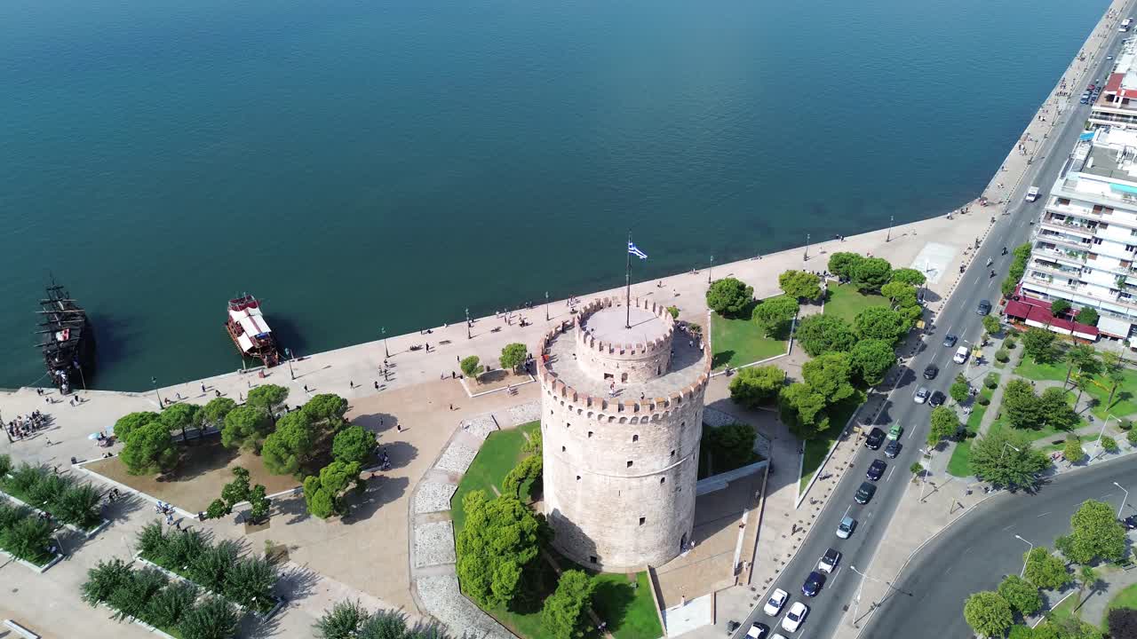 monumento de tesalónica: torre blanca con vistas a la ciudad - toma aérea en 4k