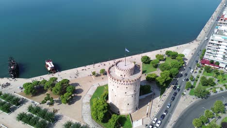 Wahrzeichen-Von-Thessaloniki:-Weißer-Turm-Mit-Blick-Auf-Die-Stadt-–-4K-Luftaufnahme