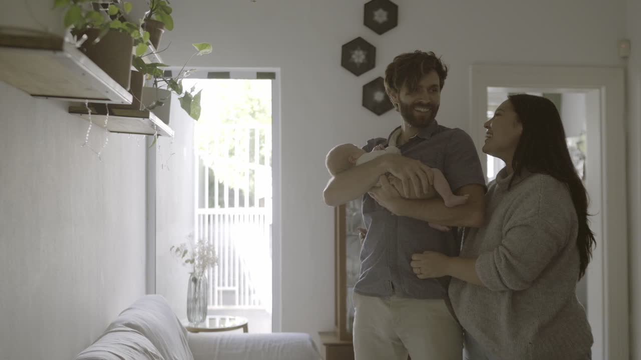 familia feliz con un bebé recién nacido