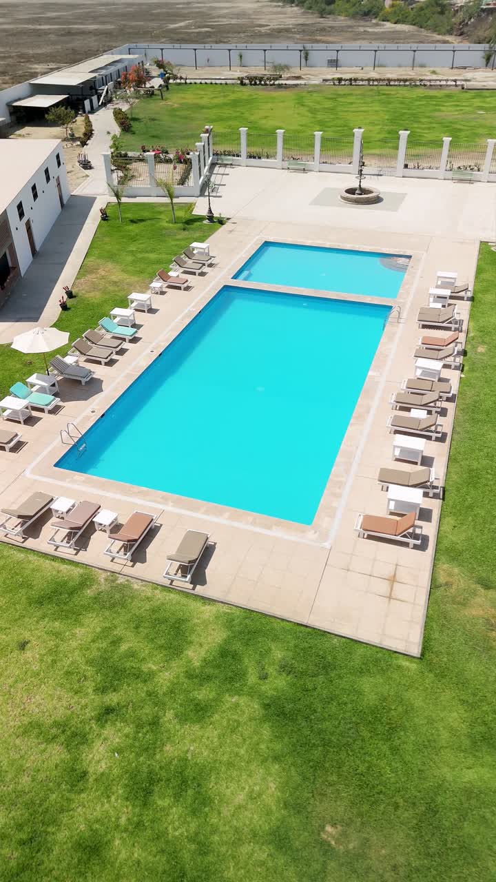 Luftfoto af have med swimmingpool og liggestole, vertikal intro-afsløring