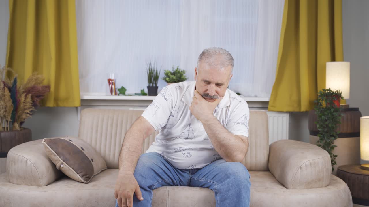 el viejo emocional se entristece.