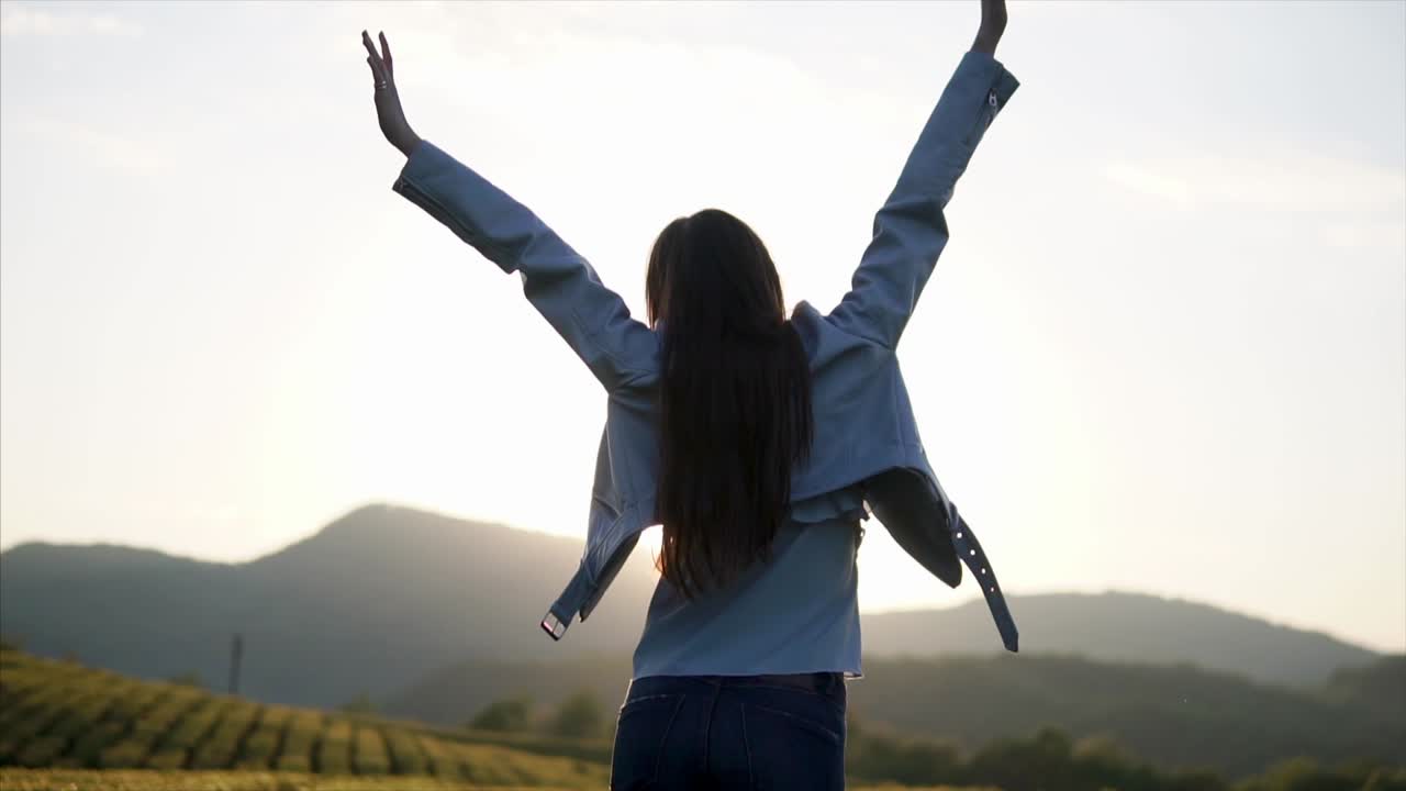 산에서 해가 지는 동안 스트레칭하는 여자