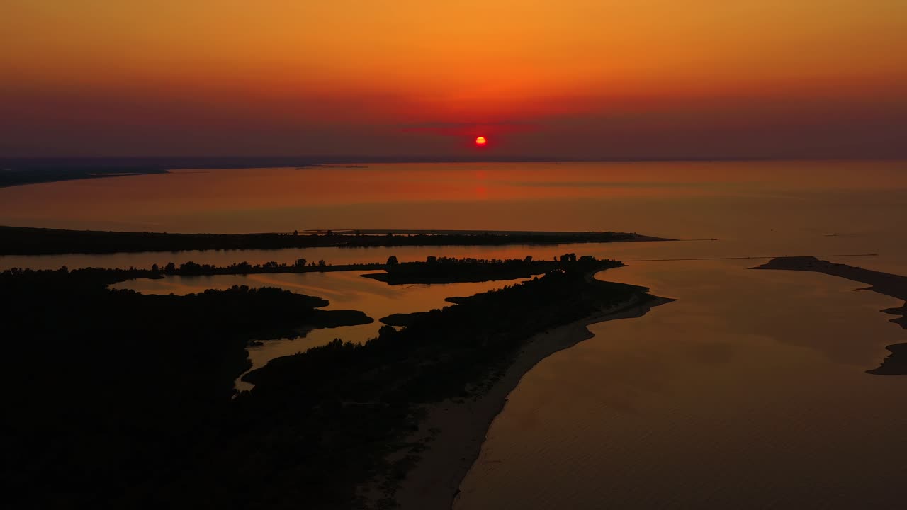 drone vista aérea puesta de sol sol sobre el mar